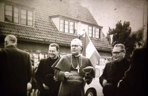 V.l.n.r.: Kapelaan Jo Frantzen, Mgr. P. Moors en Pastoor J. Frijns